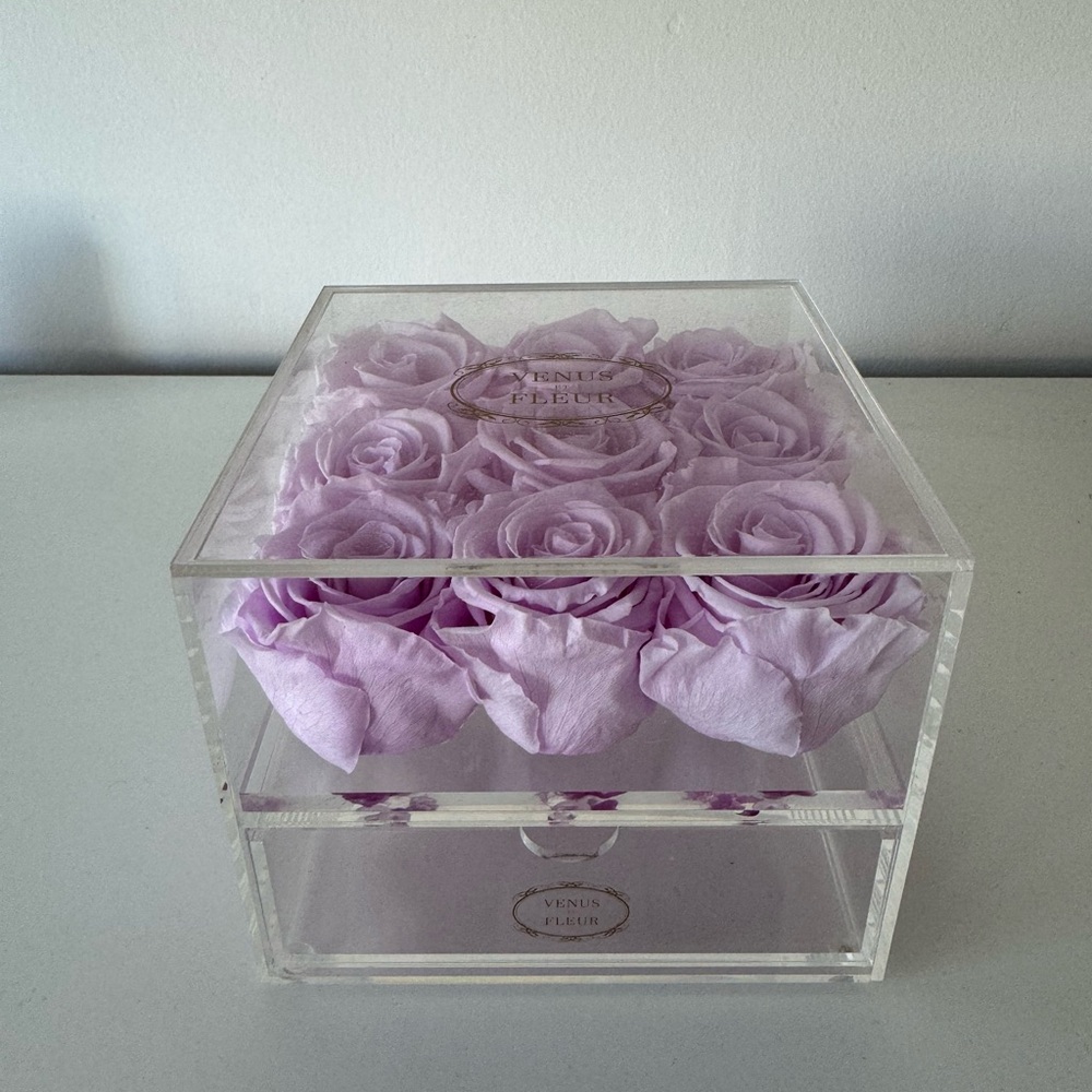 Venus Et Fleur Acrylic Lavendar 9 eternity roses